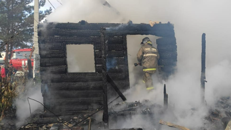 Три человека пострадали, 13 спасены при пожарах в Иркутской области за неделю